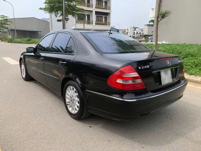 Mercedes-Benz E240 21 tuổi bán giá rẻ ngang Honda SH