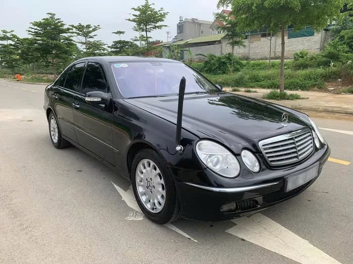 Mercedes-Benz E240 21 tuổi bán giá rẻ ngang Honda SH