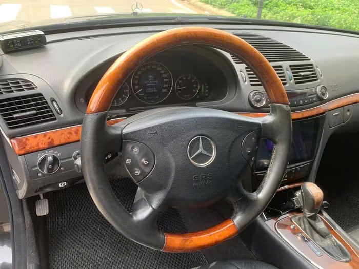 Mercedes-Benz E240 21 tuổi bán giá rẻ ngang Honda SH