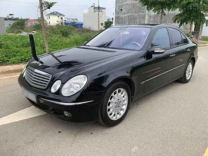Mercedes-Benz E240 21 tuổi bán giá rẻ ngang Honda SH
