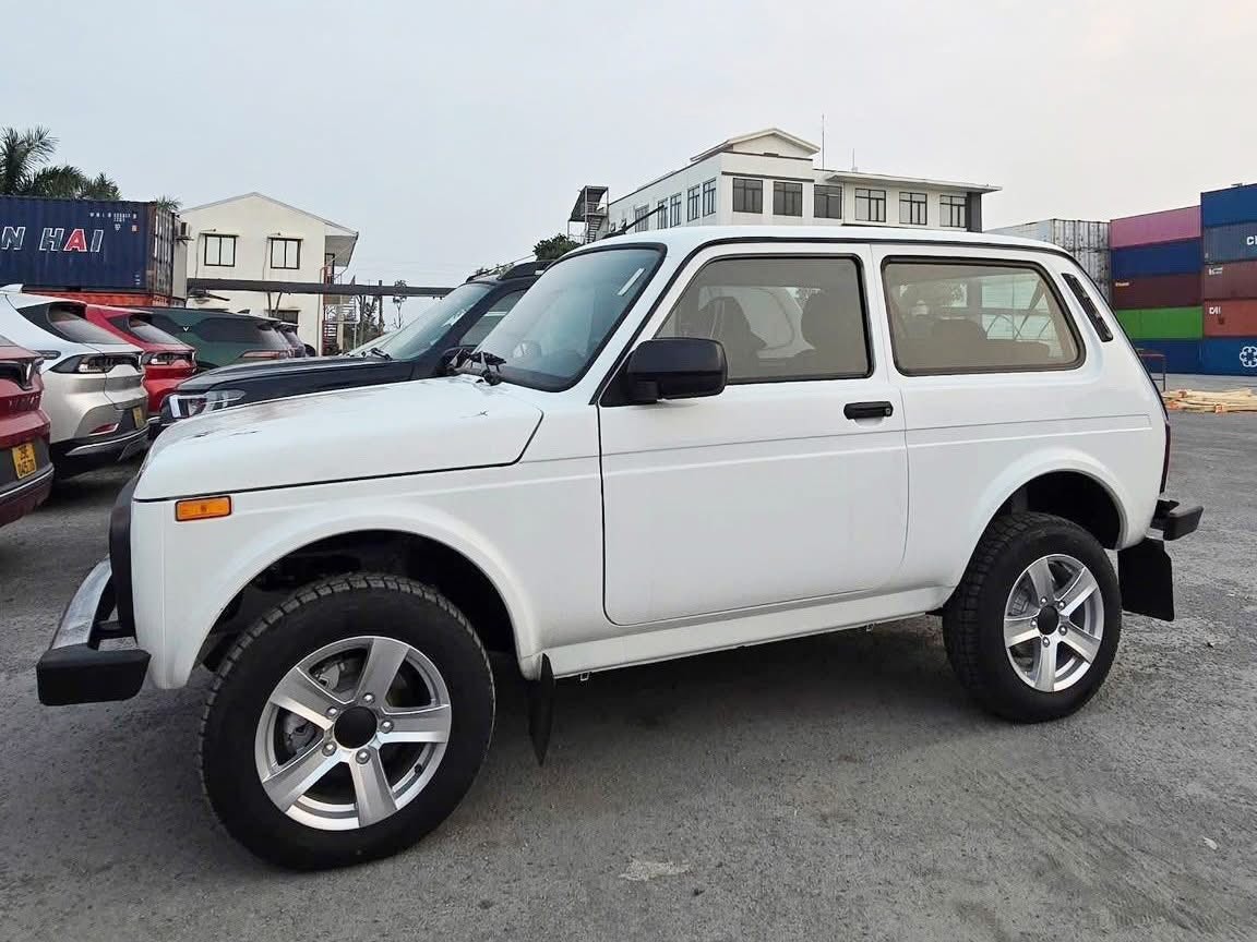 Xe Lada cập cảng, thị trường ôtô Việt Nam có thêm lựa chọn giá “mềm”
