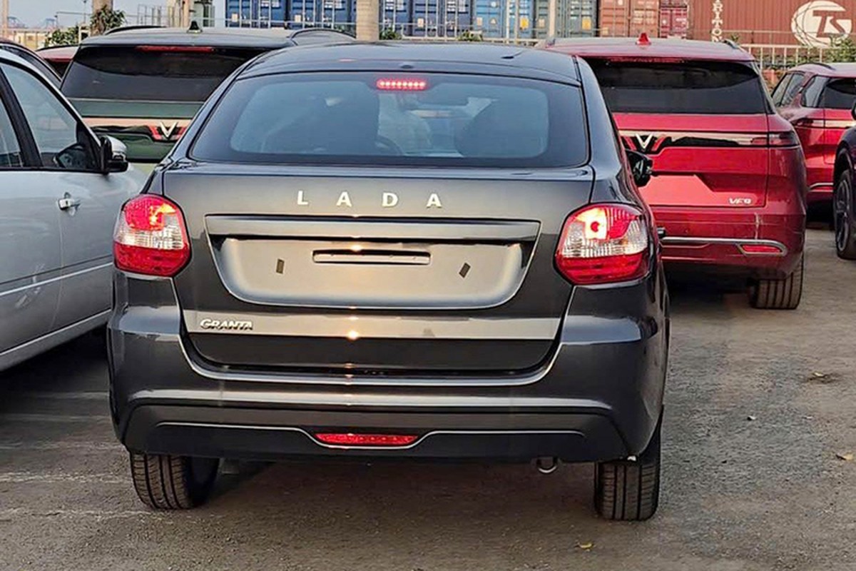 Xe Lada cập cảng, thị trường ôtô Việt Nam có thêm lựa chọn giá “mềm”