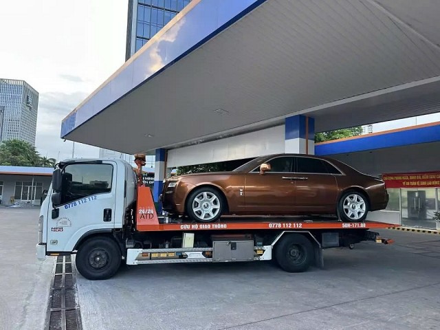 Rolls-Royce Ghost màu lạ xuất hiện trên xe cứu hộ
