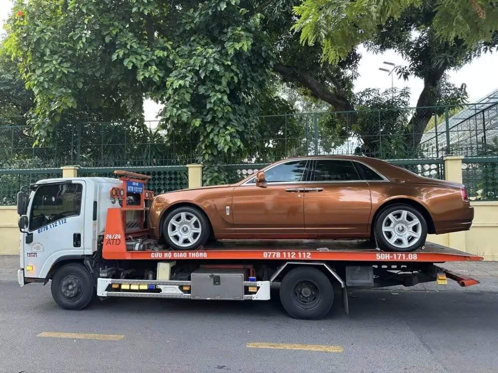 Rolls-Royce Ghost màu lạ xuất hiện trên xe cứu hộ