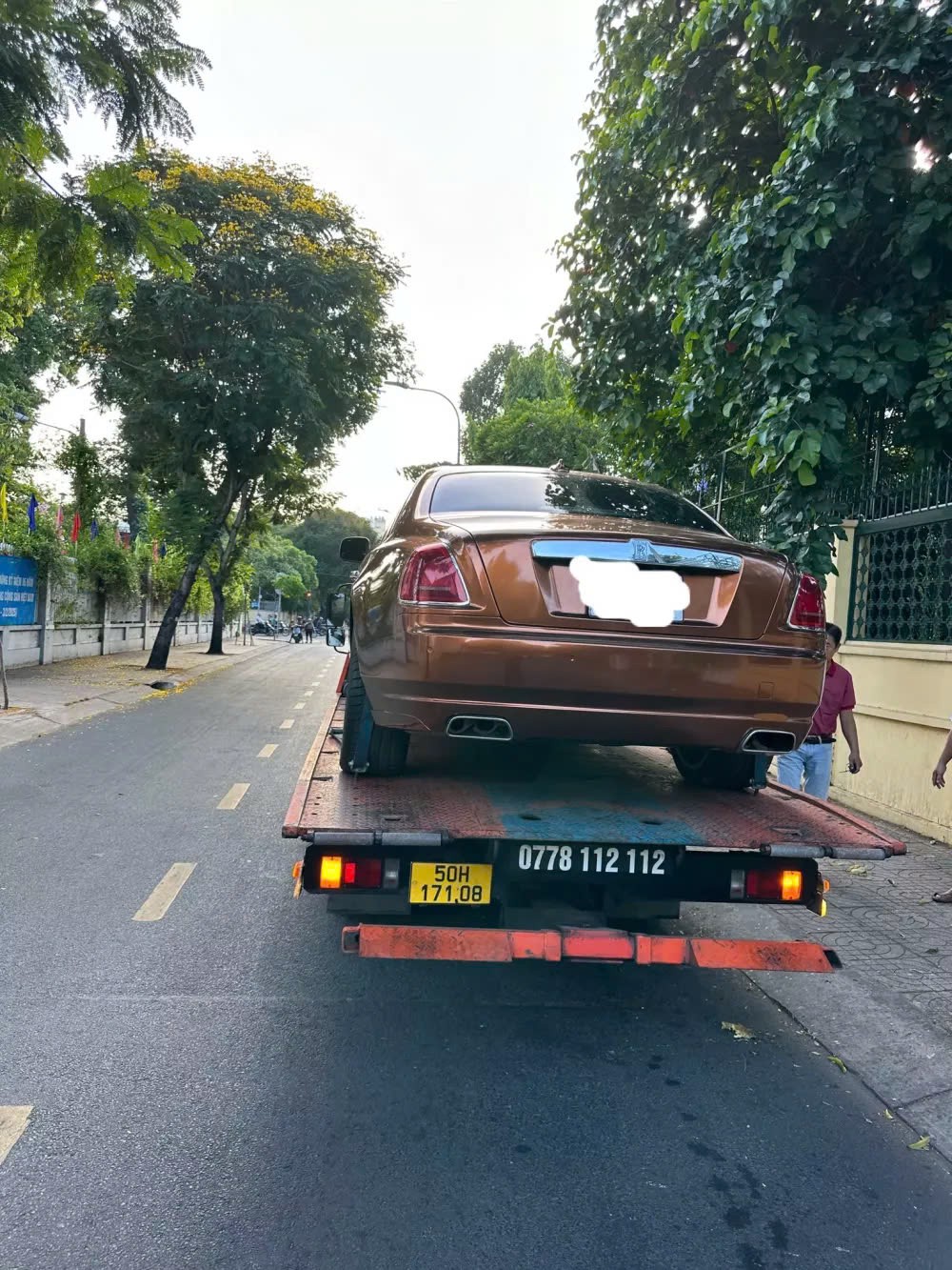 Rolls-Royce Ghost màu lạ xuất hiện trên xe cứu hộ