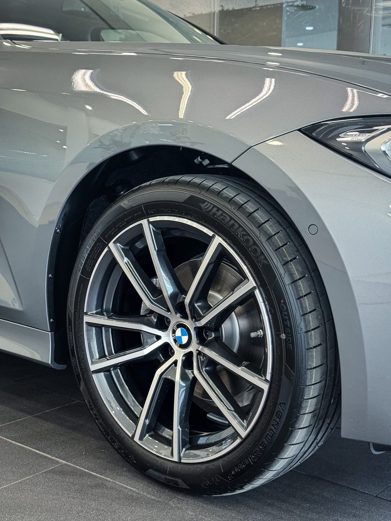 BMW 3-Series 2025 có mặt tại đại lý, giá tăng nhẹ