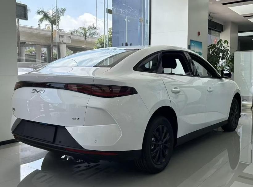 sedan điện giá rẻ BYD e7