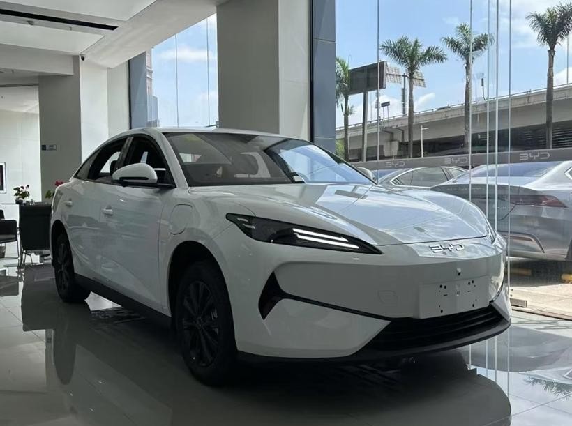 BYD e7 - Mẫu sedan điện giá rẻ nhất nhì phân khúc xuất hiện tại các đại lý ở Trung Quốc