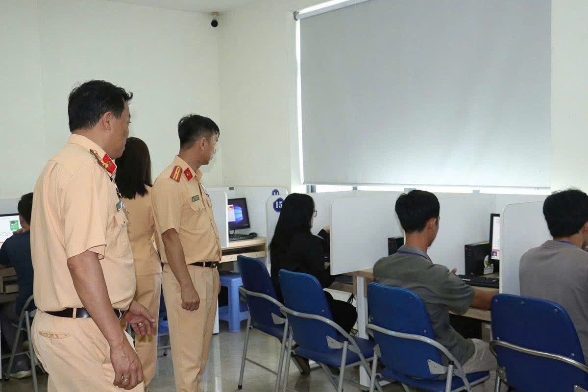 Hình ảnh buổi đầu tiên CSGT tổ chức sát hạch và cấp bằng lái xe tại TP HCM.