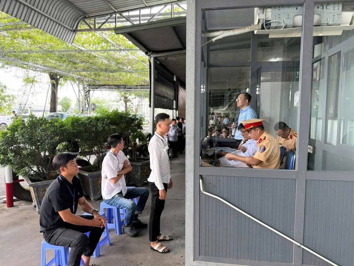 Hình ảnh buổi đầu tiên CSGT tổ chức sát hạch và cấp bằng lái xe tại TP HCM.
