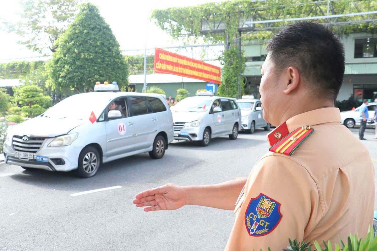 Hình ảnh buổi đầu tiên CSGT tổ chức sát hạch và cấp bằng lái xe tại TP HCM.