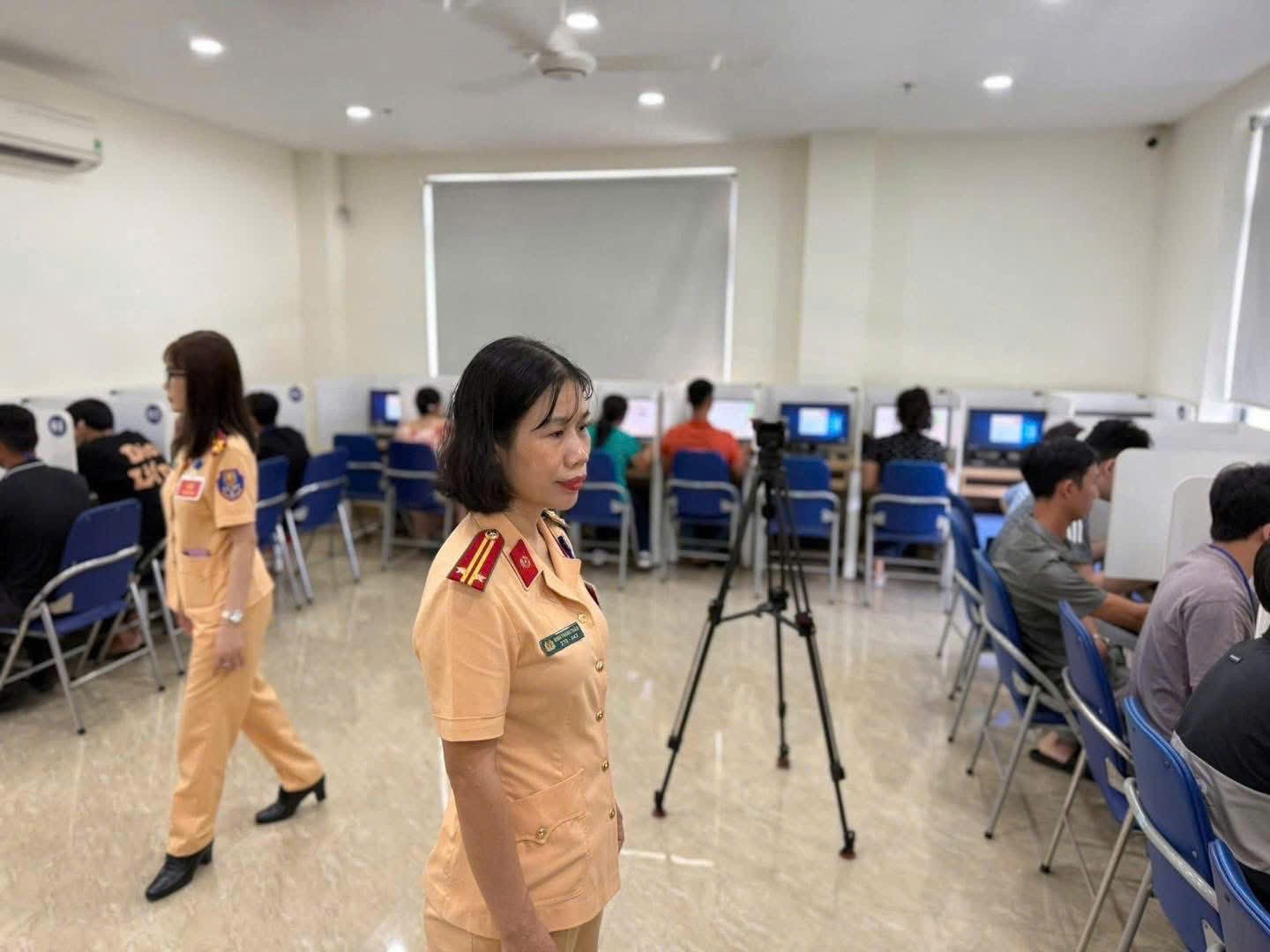 Hình ảnh buổi đầu tiên CSGT tổ chức sát hạch và cấp bằng lái xe tại TP HCM Hình ảnh buổi đầu tiên CSGT tổ chức sát hạch và cấp bằng lái xe tại TP HCM.