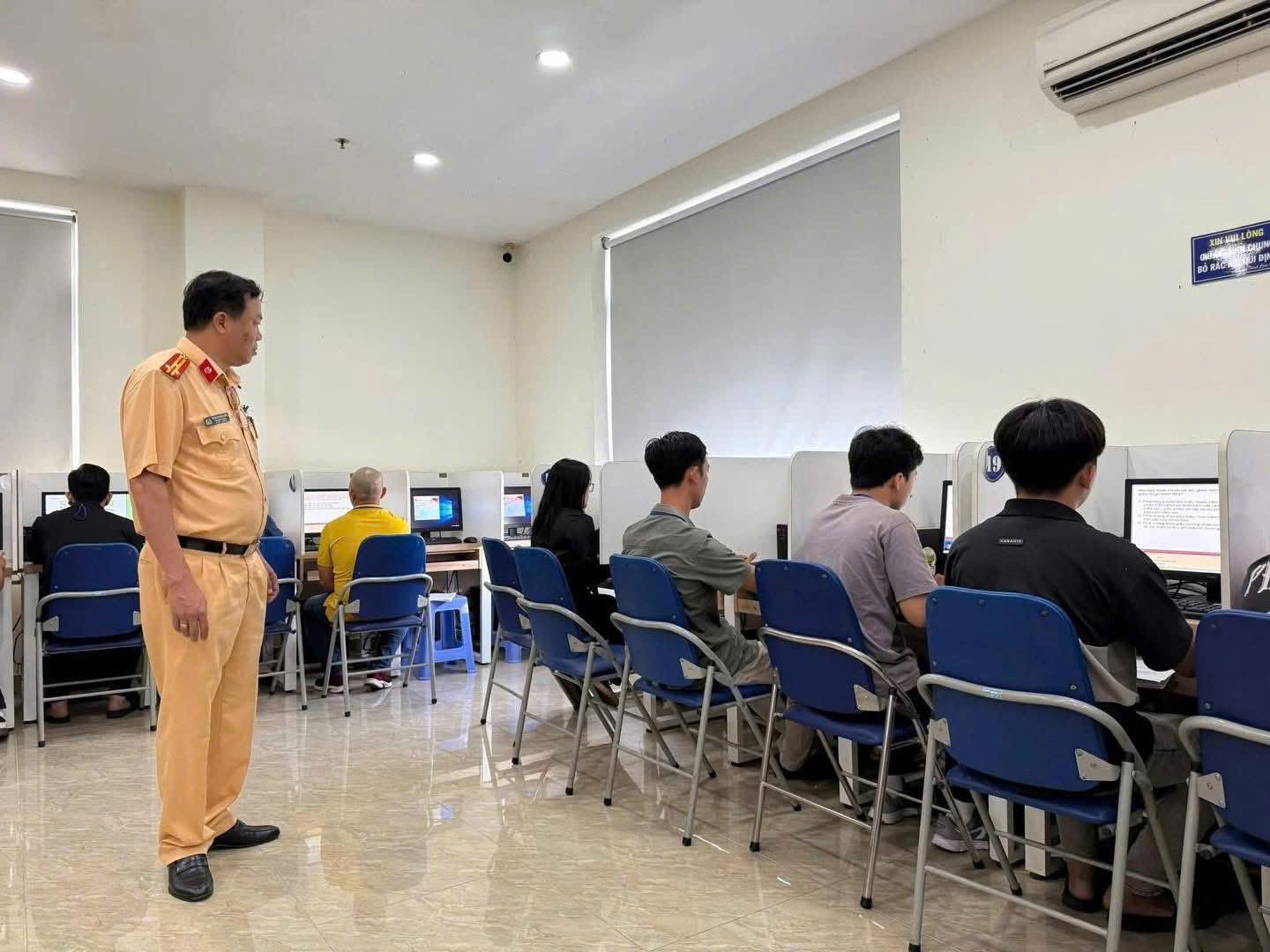 Hình ảnh buổi đầu tiên CSGT tổ chức sát hạch và cấp bằng lái xe tại TP HCM.