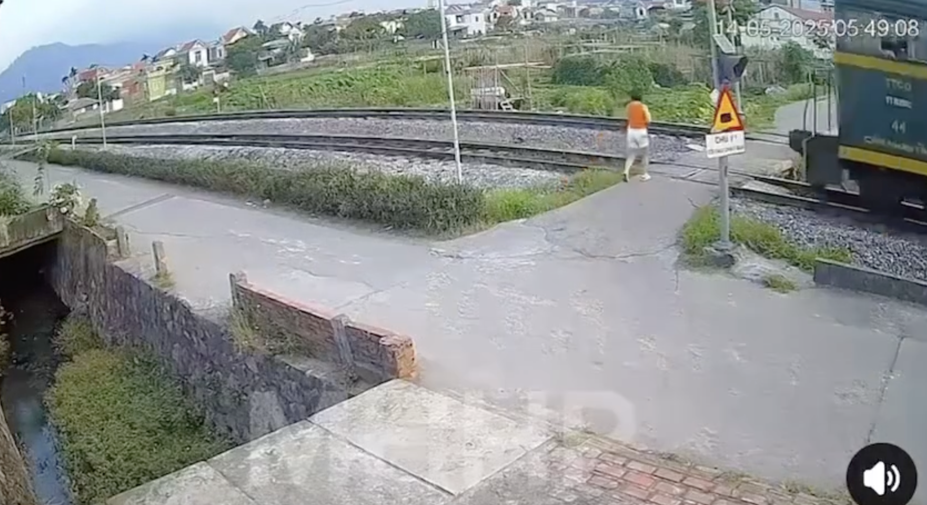 Tình trạng người phụ nữ băng qua đường ray bị tàu húc ở Quảng Ninh