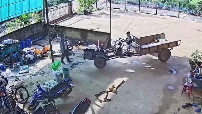 Quan ngại video cậu bé 6-7 tuổi được bố cho điều khiển công nông