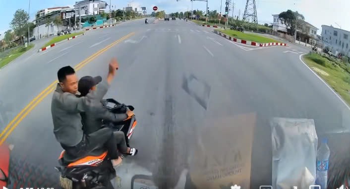Nóng mắt clip 2 thanh niên điều khiển xe máy 'vờn' xe khách gây ức chế Nóng mắt clip 2 thanh niên điều khiển xe máy 'vờn' xe khách gây ức chế