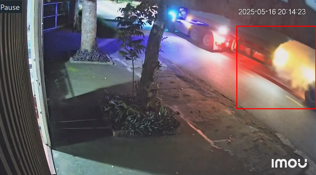 Lốp xe đầu kéo bất ngờ bốc cháy khi đang chạy Lốp xe đầu kéo bất ngờ bốc cháy khi đang chạy