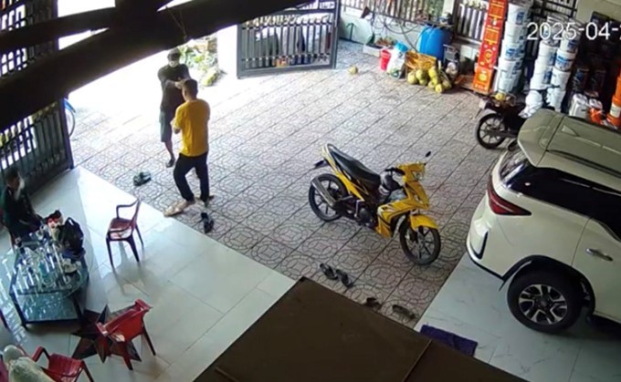 Tài xế bị bắn trong vụ nữ sinh Vĩnh Long 'liệt nửa người, khả năng phục hồi thấp' Tài xế bị bắn trong vụ nữ sinh Vĩnh Long 'liệt nửa người, khả năng phục hồi thấp'