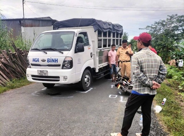 Tài xế bị bắn trong vụ nữ sinh Vĩnh Long 'liệt nửa người, khả năng phục hồi thấp' Tài xế bị bắn trong vụ nữ sinh Vĩnh Long 'liệt nửa người, khả năng phục hồi thấp'