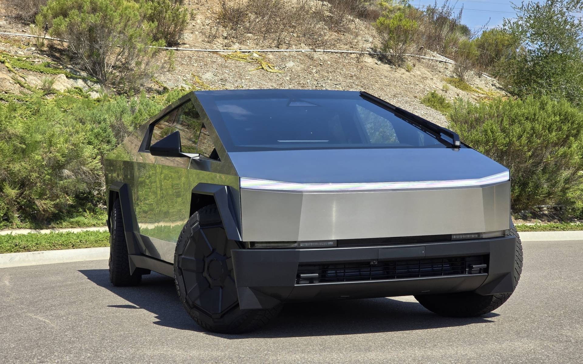 Tesla Cybertruck mất vị trí xe bán tải điện bán chạy nhất vào tay Ford F-150 Lightning