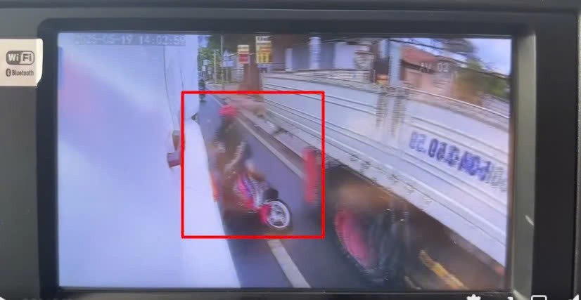 Cắm mặt vào điện thoại, thanh niên chui vào giữa hai xe, suýt cuốn vào gầm xe tải