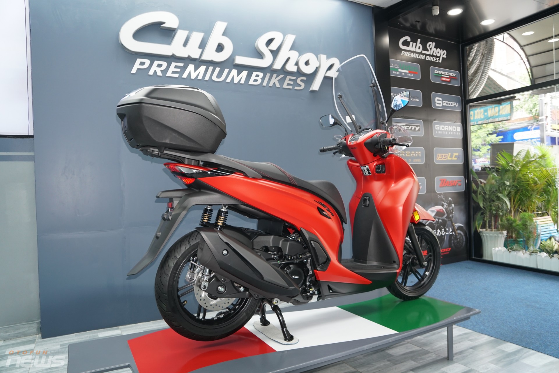 Honda SH 350i 2025 nhập Ý về nước, có khác biệt so với bản Việt?