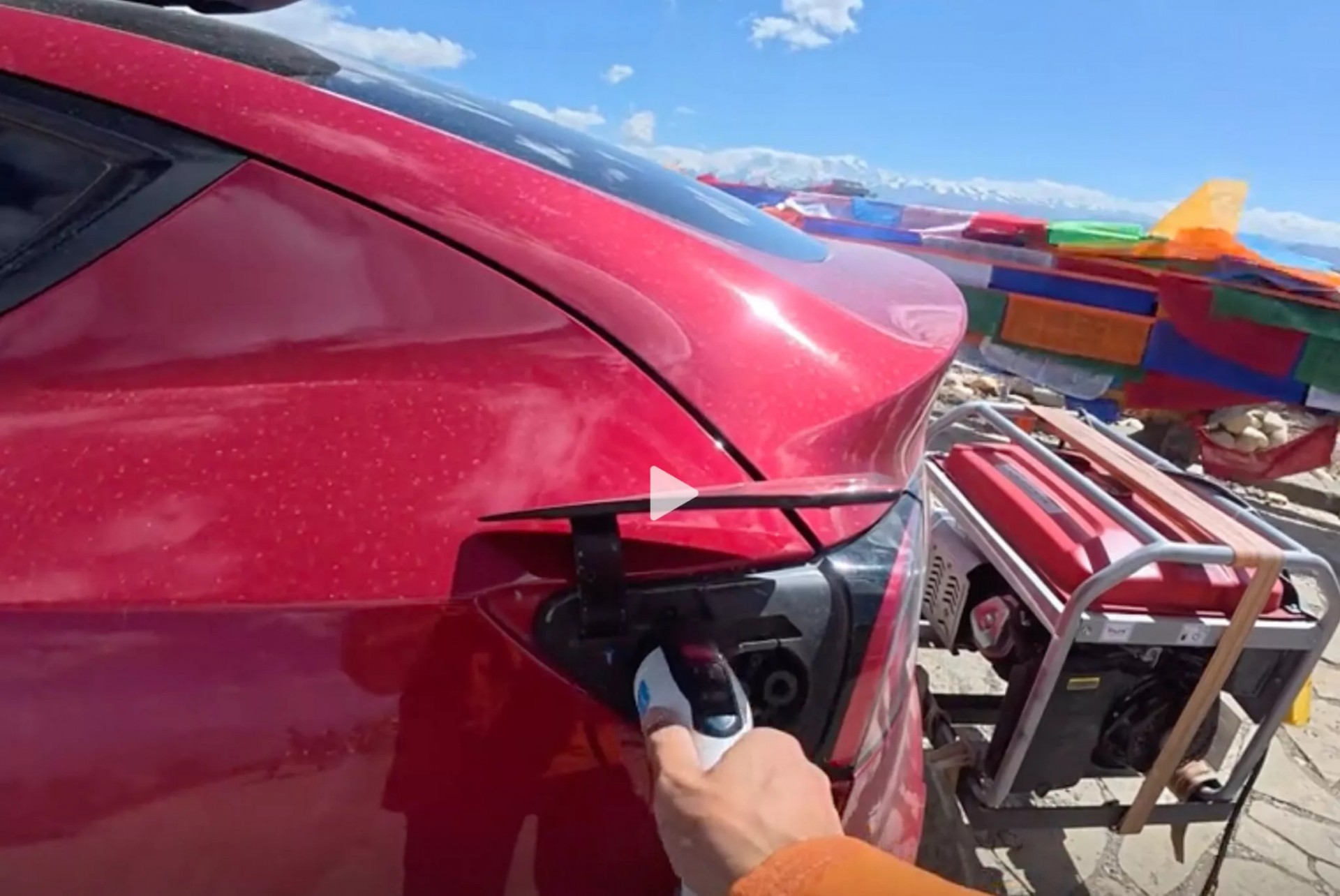 Chủ xe Tesla Model Y tự lắp thêm máy phát điện để biến xe thành bản có phạm vi mở rộng EREV