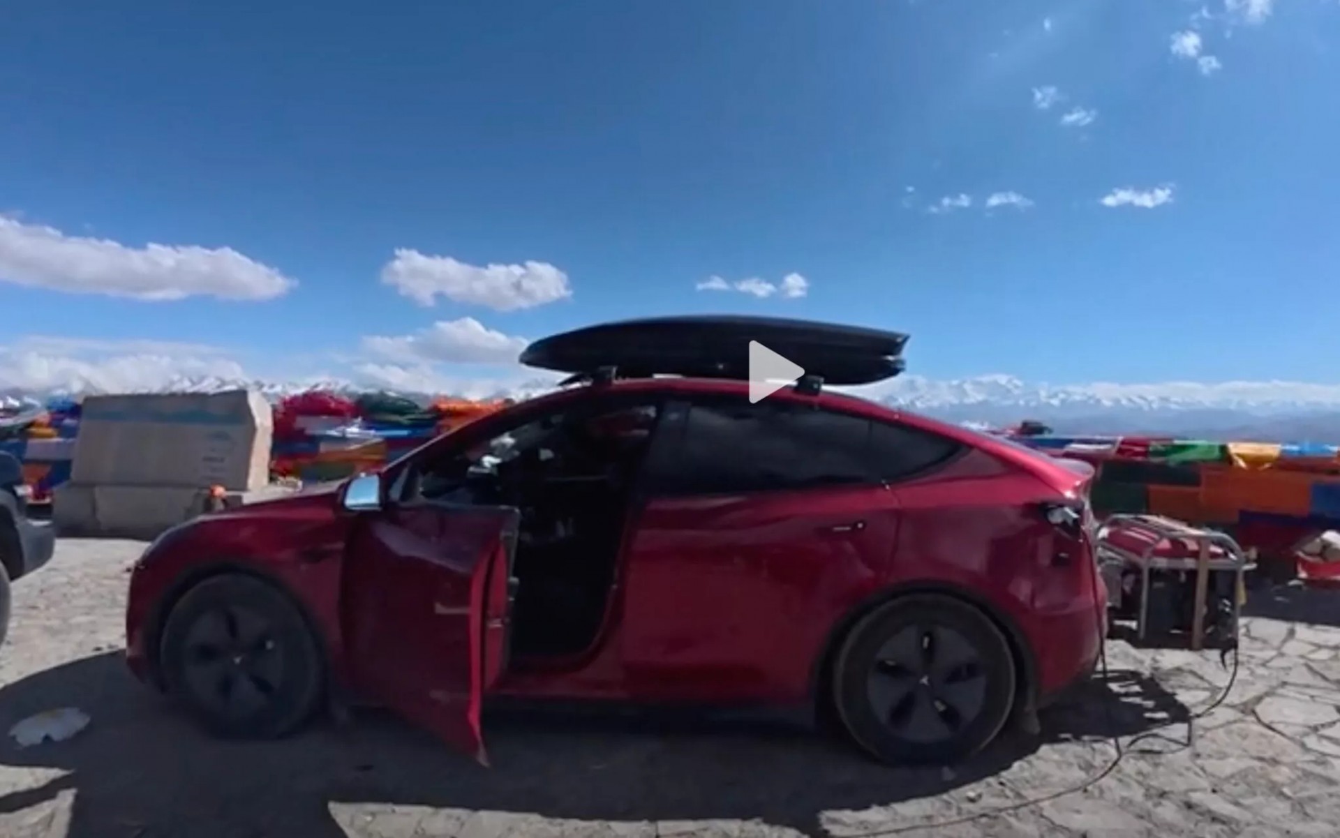 Chủ xe Tesla Model Y tự lắp thêm máy phát điện để biến xe thành bản có phạm vi mở rộng EREV