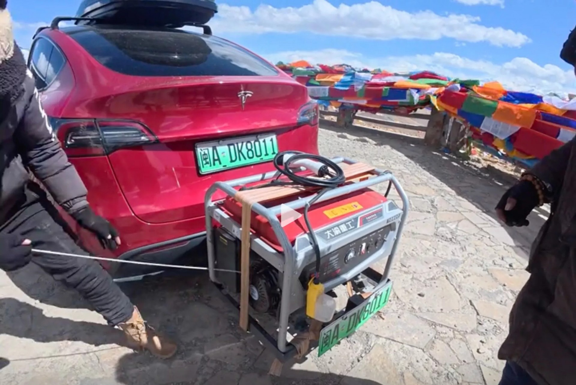 Chủ xe Tesla Model Y tự lắp thêm máy phát điện để biến xe thành bản có phạm vi mở rộng EREV