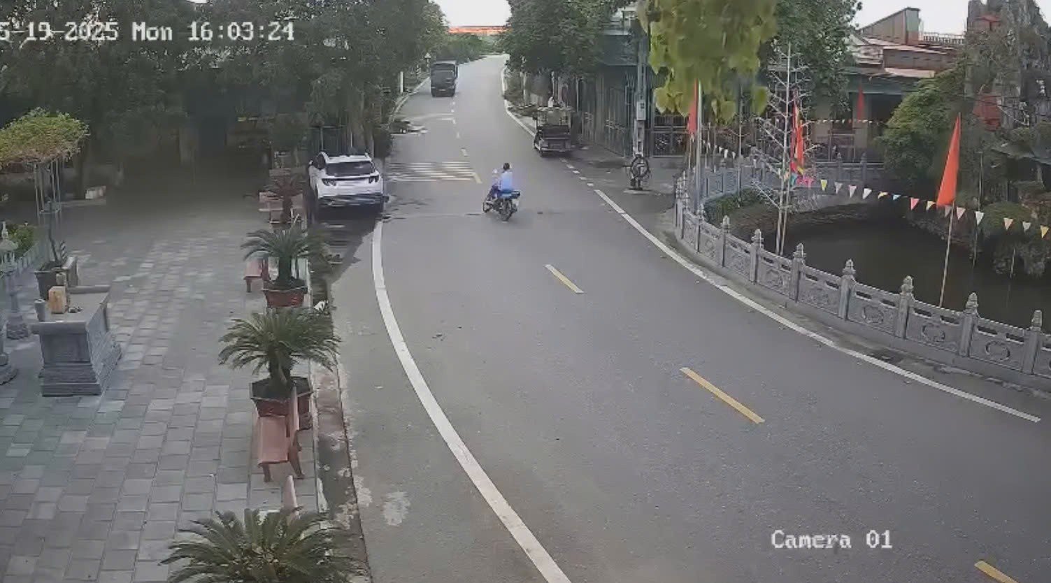 Tai bay vạ gió: xe máy phóng nhanh tông trực diện xe tải