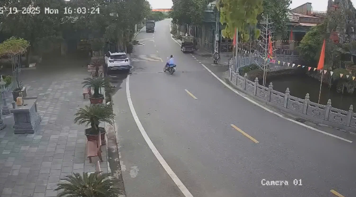 Tai bay vạ gió: xe máy phóng nhanh tông trực diện xe tải