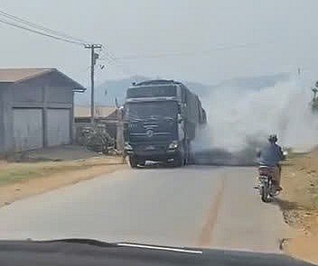 Kinh hoàng xe tải xả khói trắng xoá đường gây mất tầm nhìn