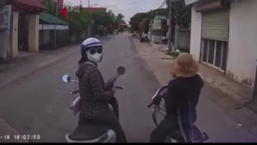 Dừng xe máy giữa đường nói chuyện, nữ 'Ninja' bị ô tô tải dạy cho bài học nhớ đời