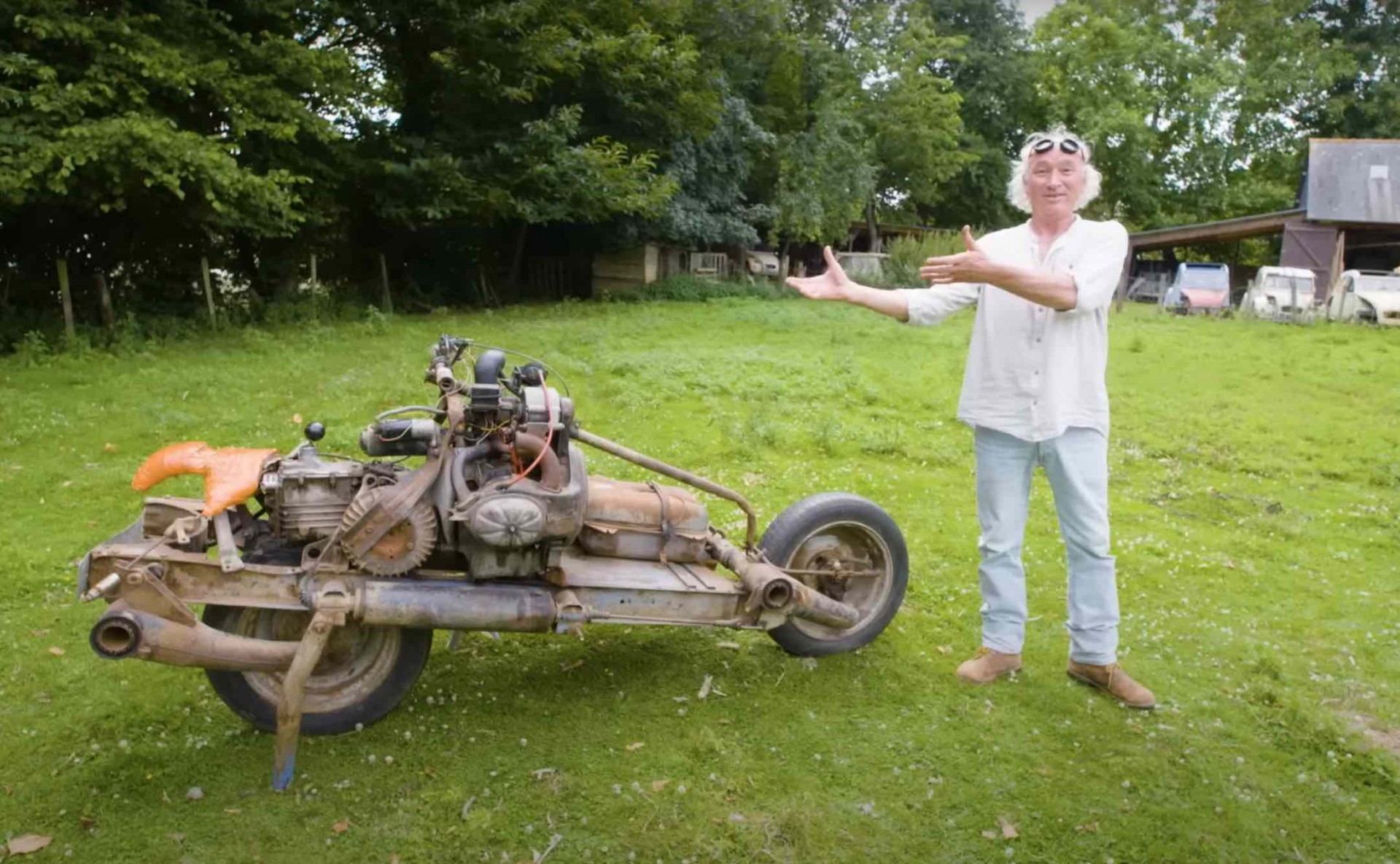 Người đàn ông biến ô tô thành xe máy để thoát khỏi cái chết giữa sa mạc Người đàn ông biến ô tô thành xe máy để thoát khỏi cái chết giữa sa mạc