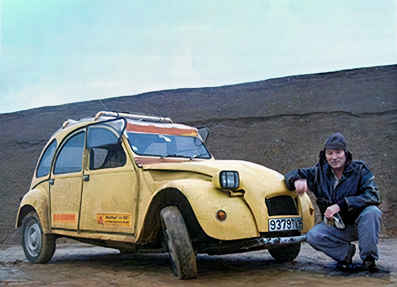 Người đàn ông biến ô tô thành xe máy để thoát khỏi cái chết giữa sa mạc Người đàn ông biến ô tô thành xe máy để thoát khỏi cái chết giữa sa mạc