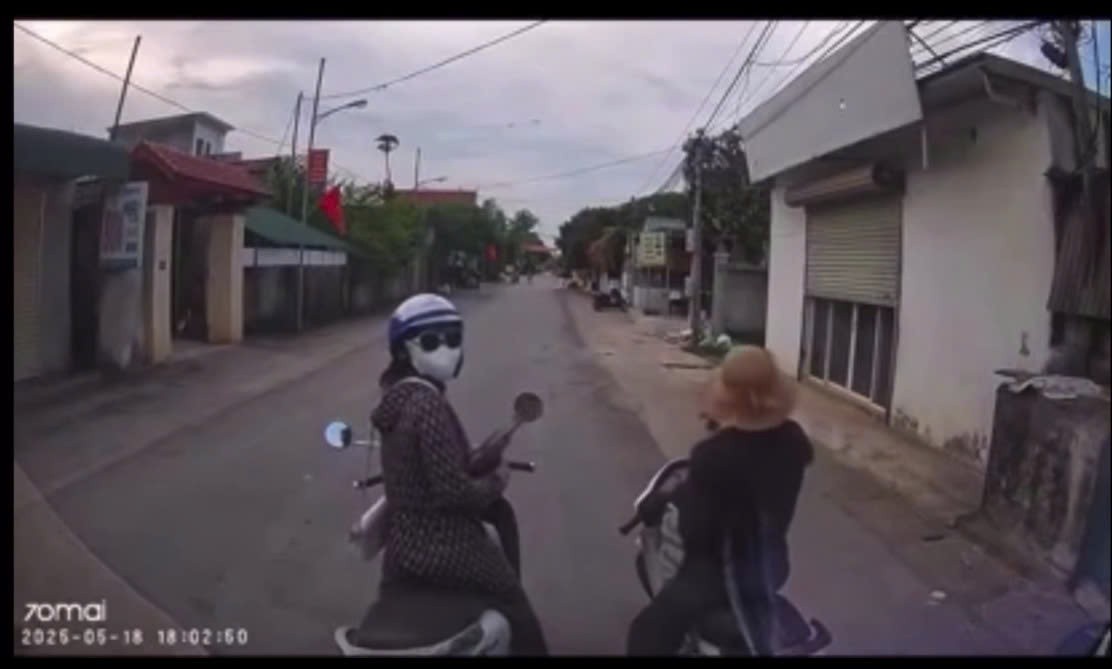 Dừng xe máy giữa đường nói chuyện, nữ 'Ninja' bị ô tô tải dạy cho bài học nhớ đời
