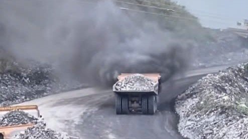 Xót xa hình ảnh siêu xe tải lớn nhất Việt Nam giá 23 tỷ cháy tại mỏ than Quảng Ninh