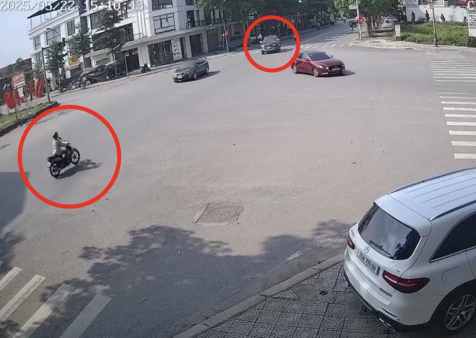 Xe máy thiếu quan sát đâm sầm vào ô tô đang rẽ tại ngã tư Xe máy thiếu quan sát đâm sầm vào ô tô đang rẽ tại ngã tư