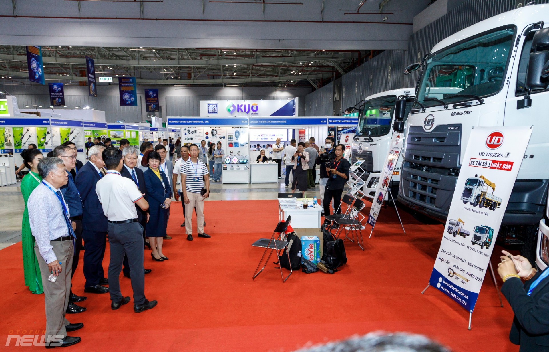 Các thiết bị xây dựng nặng, máy xúc, cần cẩu và xe tải công trình từ nhiều thương hiệu quốc tế tạo nên điểm nhấn kỹ thuật trong triển lãm Cons & Trans. Các thiết bị xây dựng nặng, máy xúc, cần cẩu và xe tải công trình từ nhiều thương hiệu quốc tế tạo nên điểm nhấn kỹ thuật trong triển lãm Cons & Trans.