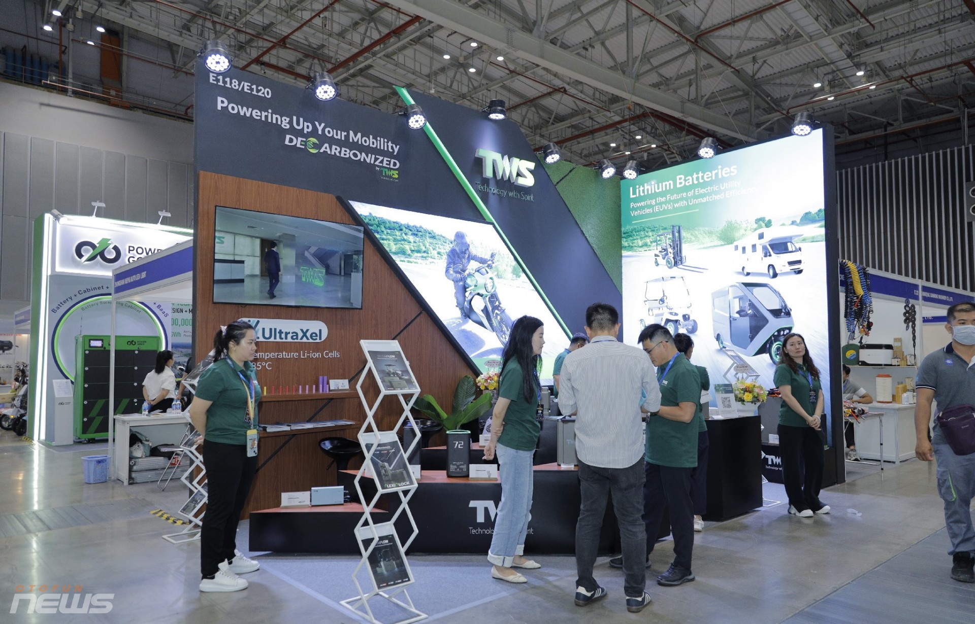 Các khu vực kết nối doanh nghiệp và gặp gỡ đối tác luôn sôi động, thể hiện nhu cầu hợp tác – chuyển giao công nghệ đang gia tăng mạnh mẽ trong ngành công nghiệp hỗ trợ và xây dựng. Các khu vực kết nối doanh nghiệp và gặp gỡ đối tác luôn sôi động, thể hiện nhu cầu hợp tác – chuyển giao công nghệ đang gia tăng mạnh mẽ trong ngành công nghiệp hỗ trợ và xây dựng.