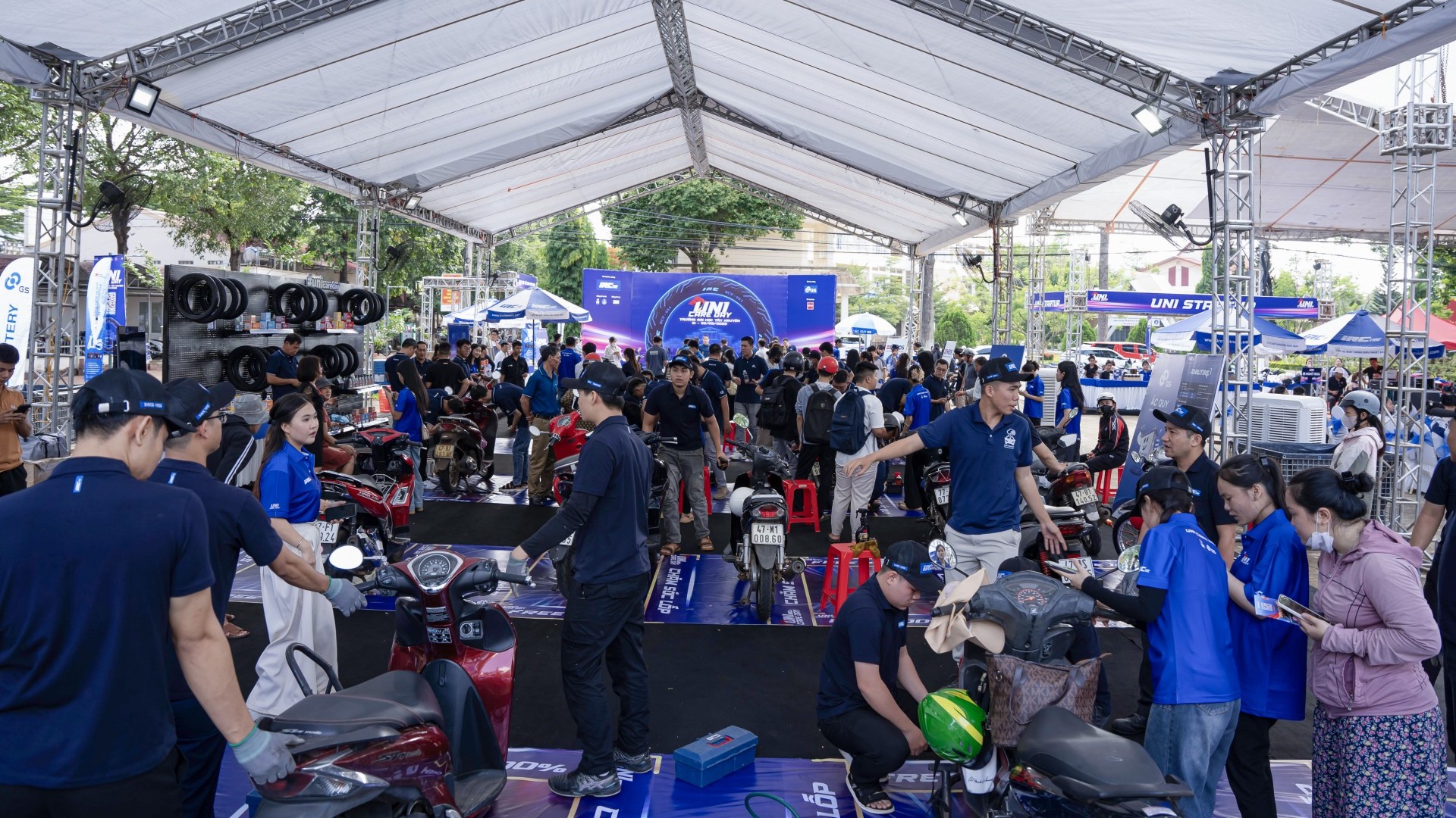 Sinh viên Đại học Tây Nguyên tham gia bảo dưỡng xe máy miễn phí