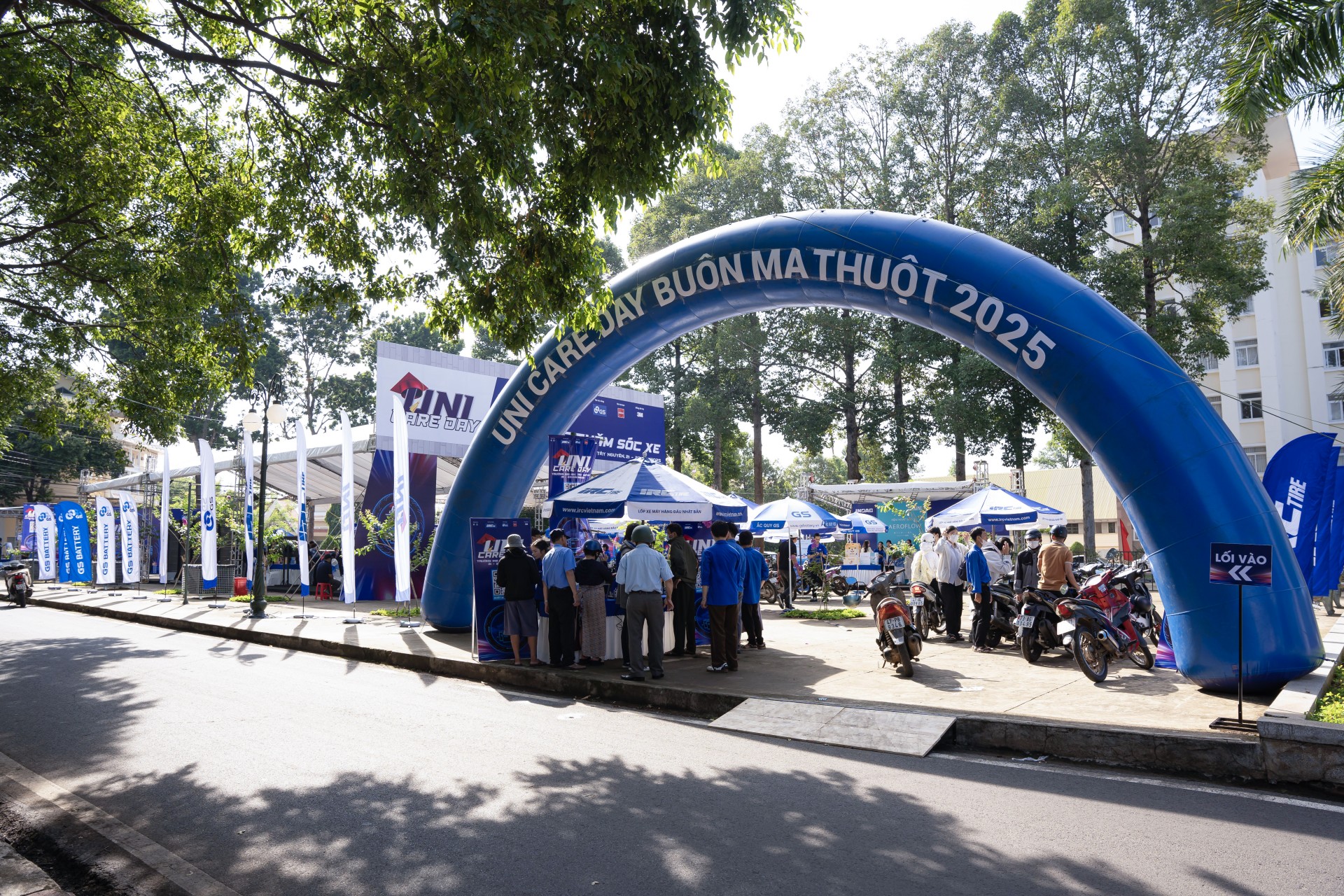 Sinh viên Đại học Tây Nguyên tham gia bảo dưỡng xe máy miễn phí Sinh viên Đại học Tây Nguyên tham gia bảo dưỡng xe máy miễn phí