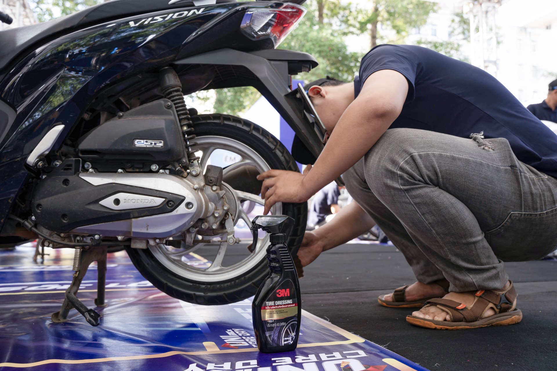 Sinh viên Đại học Tây Nguyên tham gia bảo dưỡng xe máy miễn phí Sinh viên Đại học Tây Nguyên tham gia bảo dưỡng xe máy miễn phí