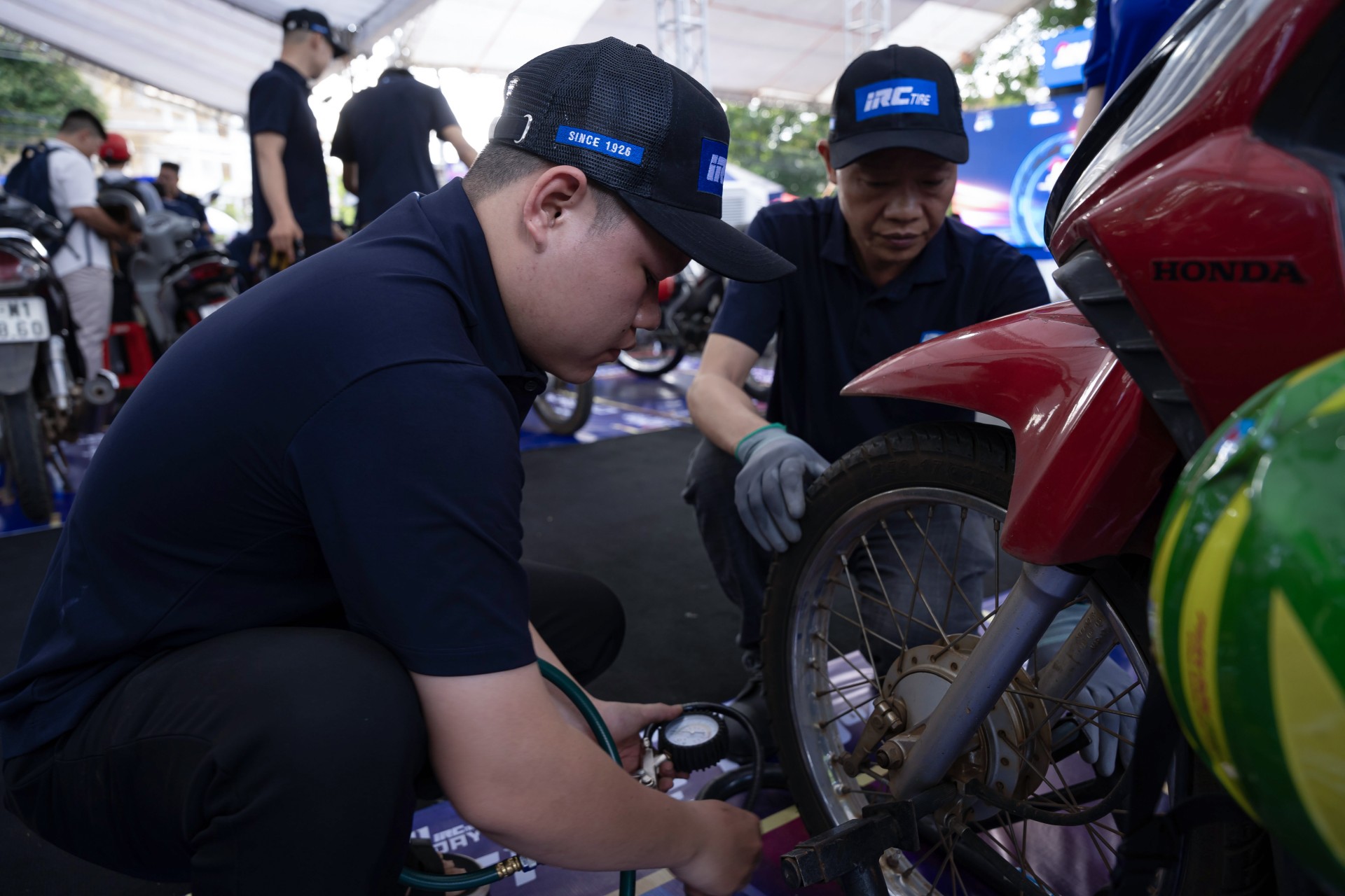 Sinh viên Đại học Tây Nguyên tham gia bảo dưỡng xe máy miễn phí Sinh viên Đại học Tây Nguyên tham gia bảo dưỡng xe máy miễn phí