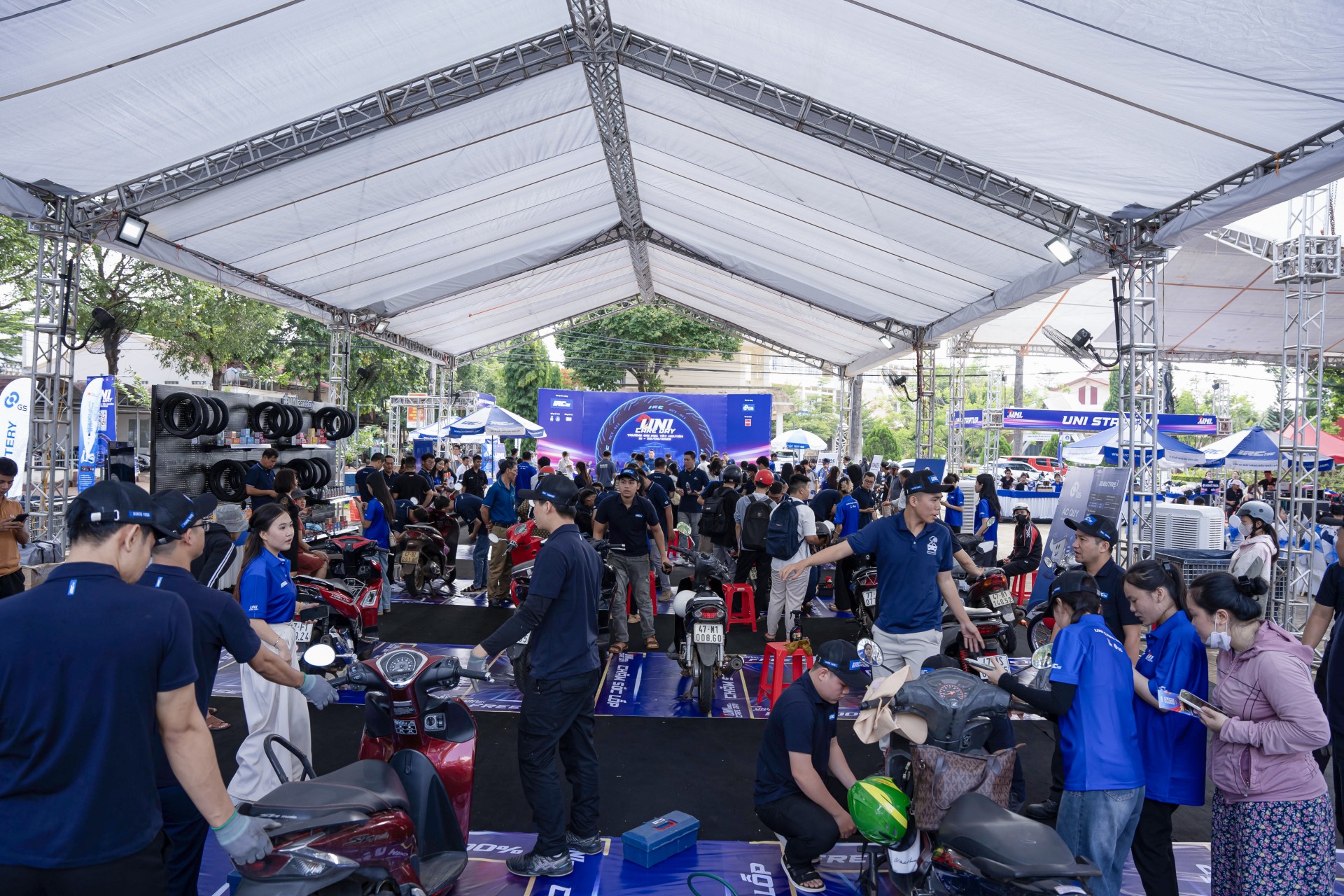 Sinh viên Đại học Tây Nguyên tham gia bảo dưỡng xe máy miễn phí Sinh viên Đại học Tây Nguyên tham gia bảo dưỡng xe máy miễn phí