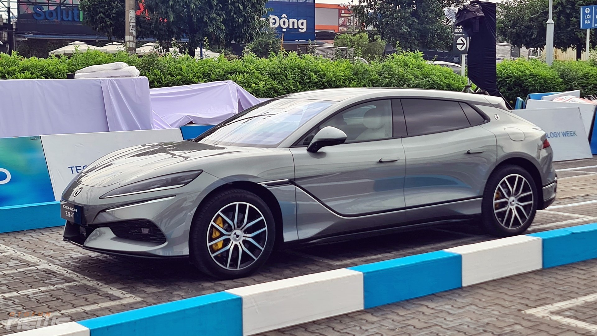 Xe điện Denza Z9 GT có thể xoay tại chỗ, đi ngang như cua xuất hiện tại Việt Nam
