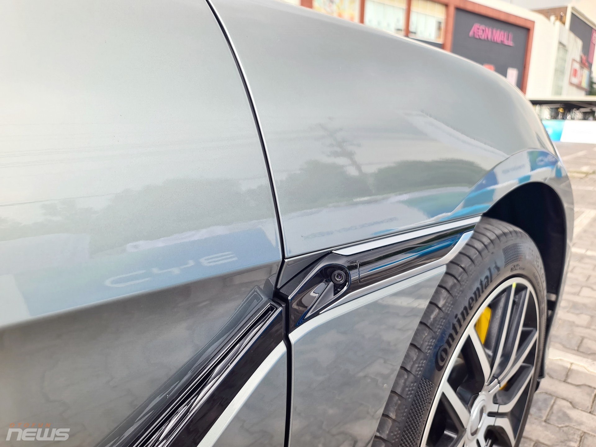 Xe điện Denza Z9 GT có thể xoay tại chỗ, đi ngang như cua xuất hiện tại Việt Nam