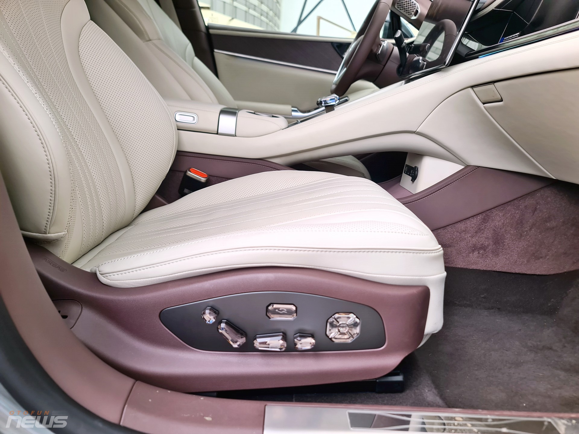 Xe điện Denza Z9 GT có thể xoay tại chỗ, đi ngang như cua xuất hiện tại Việt Nam