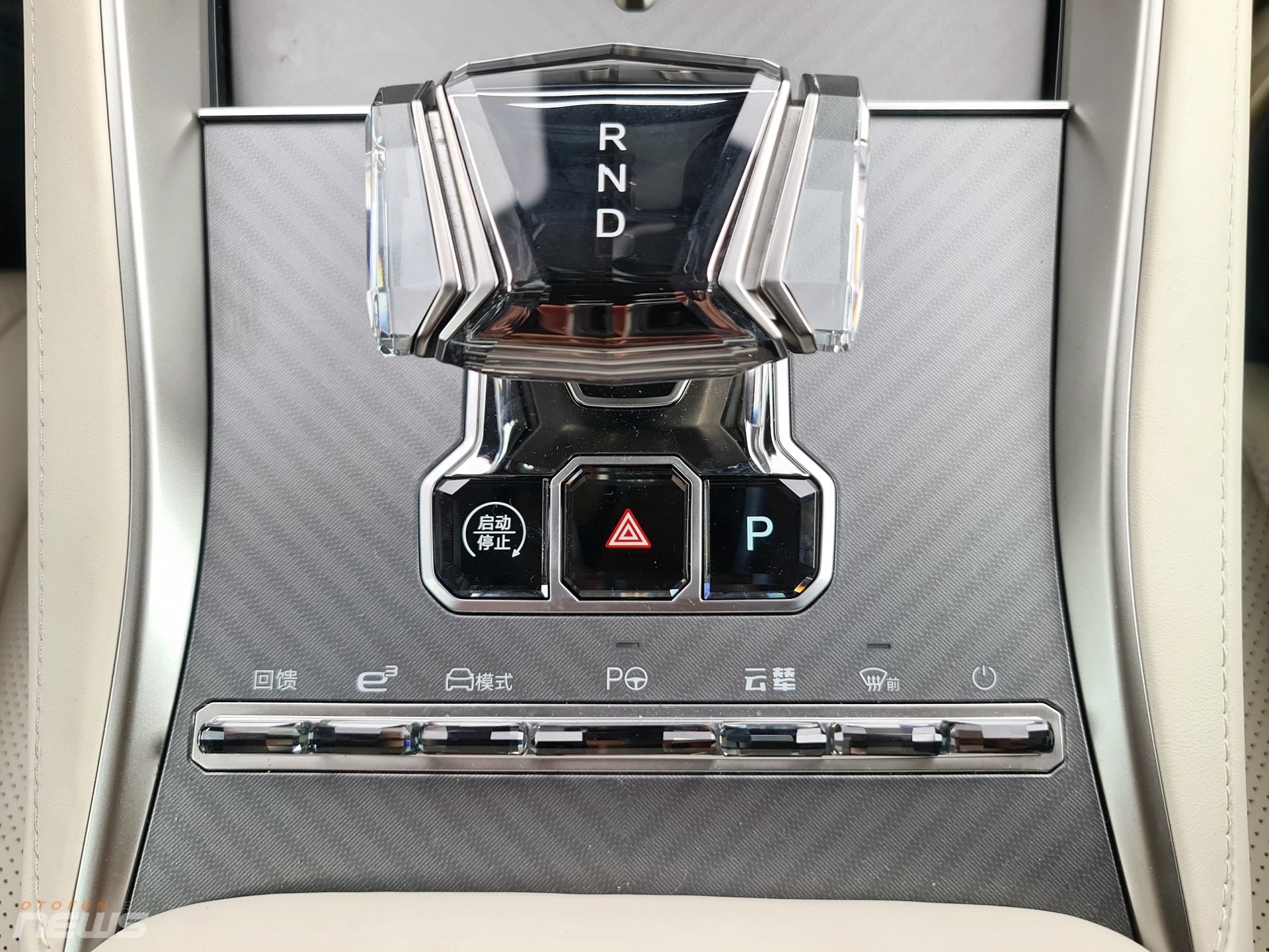 Xe điện Denza Z9 GT có thể xoay tại chỗ, đi ngang như cua xuất hiện tại Việt Nam