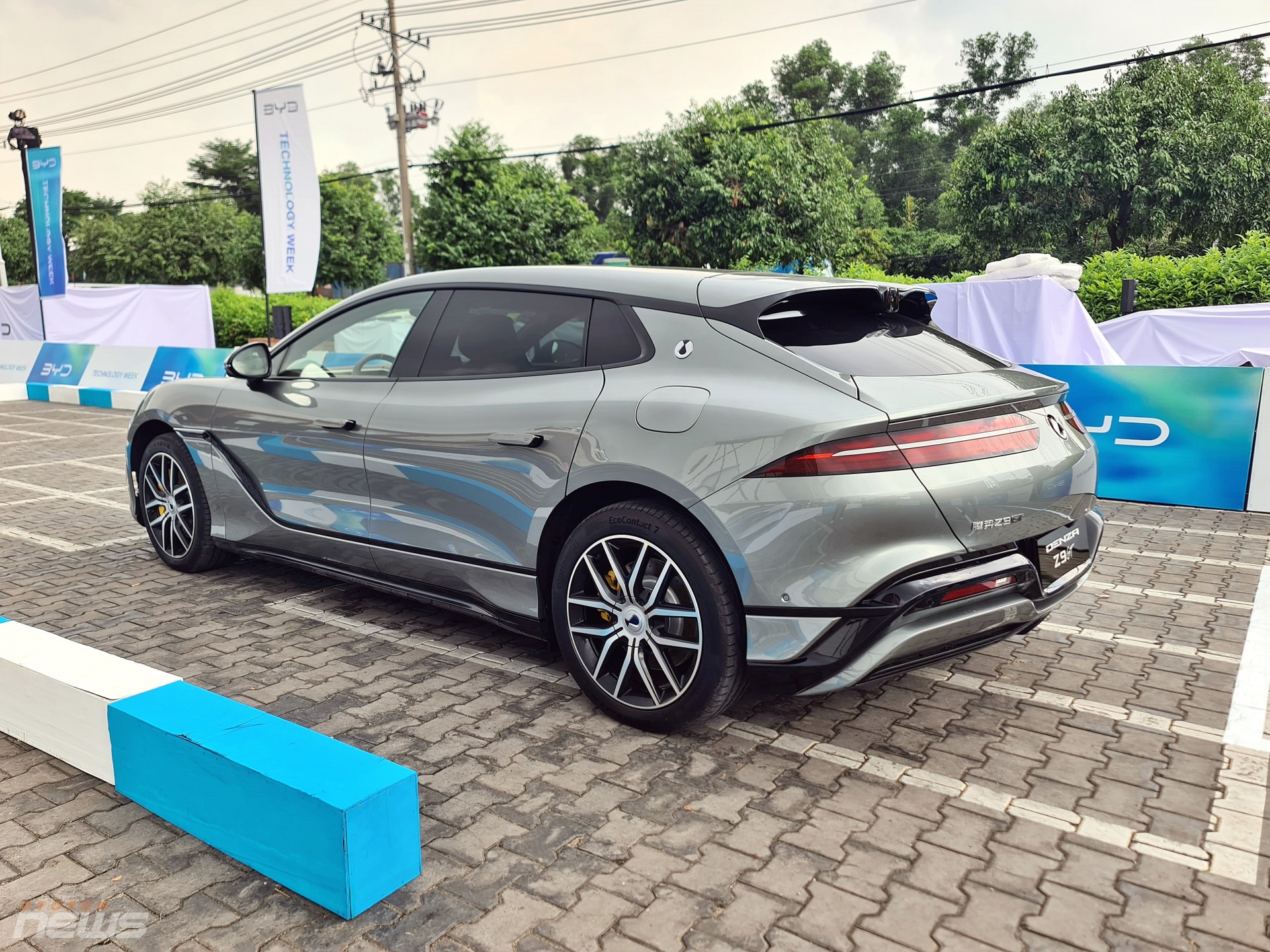 Xe điện Denza Z9 GT có thể xoay tại chỗ, đi ngang như cua xuất hiện tại Việt Nam